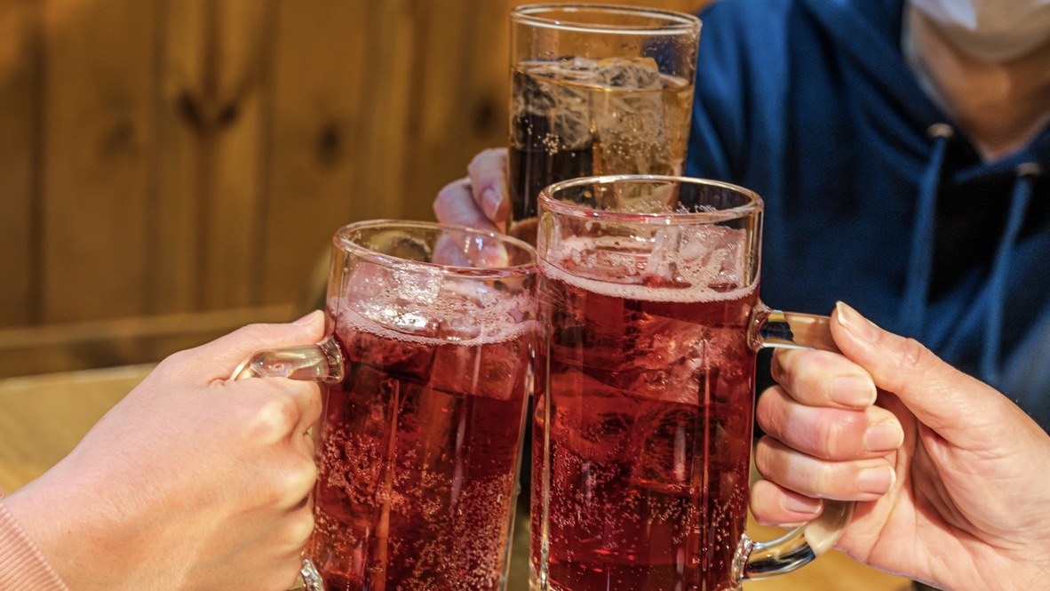 週末の夜、どこ行く？友達グループで盛り上がれるスポット比較